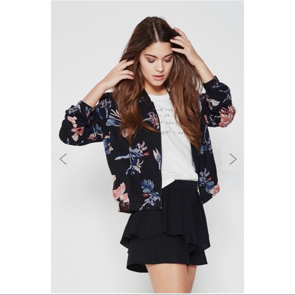 NAVY BLUE ruffled shorts